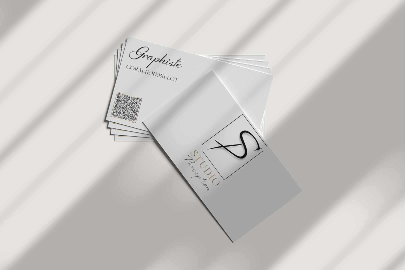 L'image suivante présente les cartes de visites de l'entreprise. Elle complète le titre qui invite les visiteurs du site à prendre contact avec l'entreprise s'ils souhaitent demander un devis ou demander des informations.